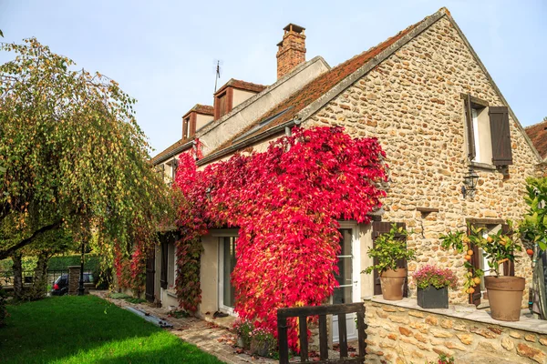 Casa de campo tradicional a principios de otoño —  Fotos de Stock