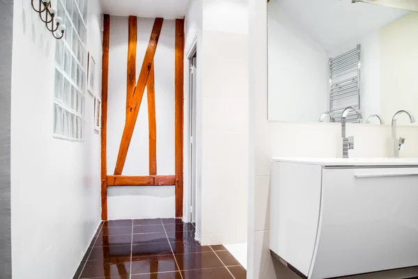 Modernt badrum med kranar på vita skåp — Stockfoto