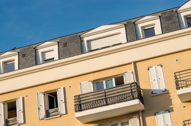 gökyüzü arka plan üzerinde Konut Binası. Dış Cephe