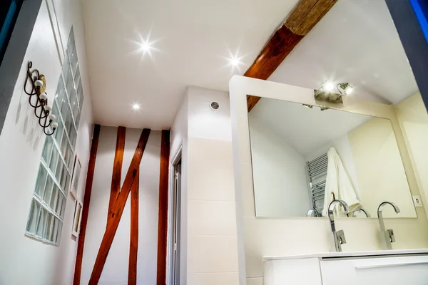 Modern banyo musluk üzerinde beyaz kabine ile — Stok fotoğraf