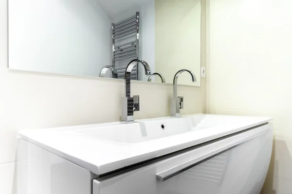 Interior Baño Moderno Con Grifos Gabinete Blanco — Foto de Stock