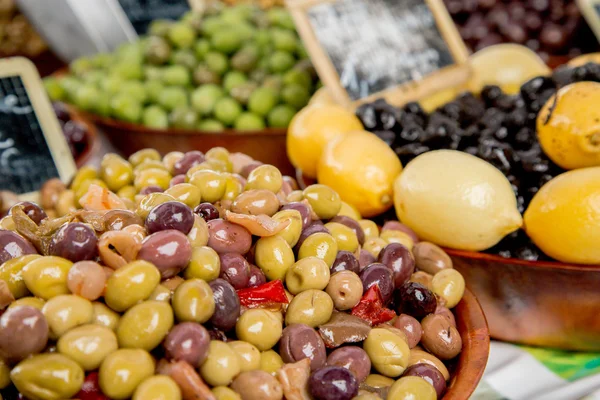 Provencal Mix of Olives ("Melange Provencal" in French) ) in wooden bowl at the food market in Paris — Stock Photo, Image