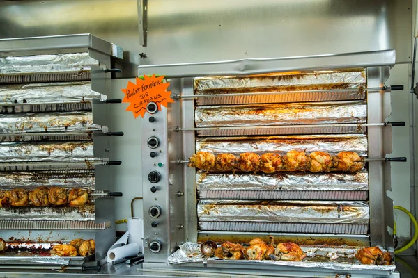 Asar pollos en un asador en un mercado — Foto de Stock