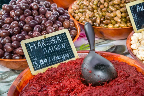 Восточный перец ("Harisa Maison" на французском языке) на продовольственном рынке — стоковое фото
