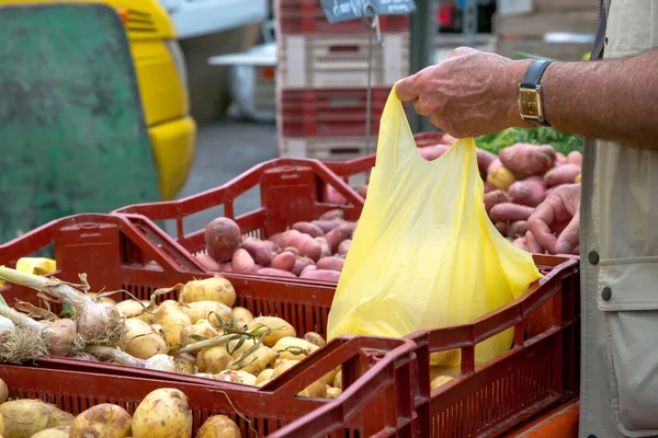 Man buying new potatoes from local market — Stock Photo, Image