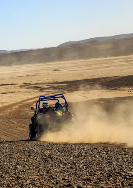 Merzouga, Fas - 25 Şubat 2016: Mavi Polaris Rzr 800 Merzouga yakınındaki Fas çölünde. Merzouga Sahra Güneydoğu Fas'ta bulunan küçük bir köydür. Merzouga onun dunes için ünlü 
