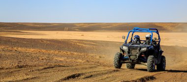 Merzouga, Fas - 25 Şubat 2016: Panoramik mavi Polaris Rzr 800 ve pilotlar Fas Merzouga çöl. Merzouga Sahra Güneydoğu Fas'ta bulunan küçük bir köydür. Merzouga 