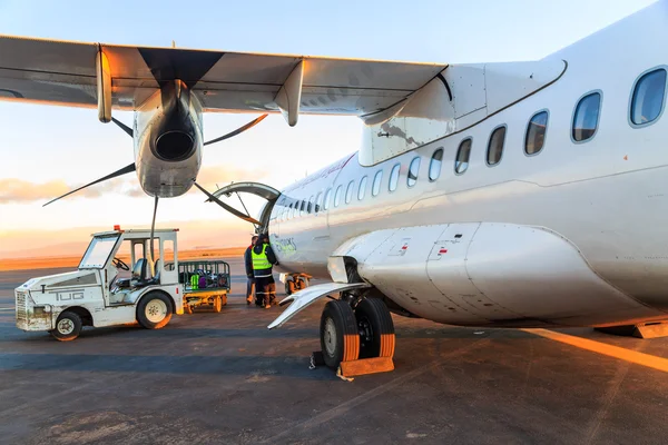 Loading luggage in airplane at daybreak — Stock Photo, Image