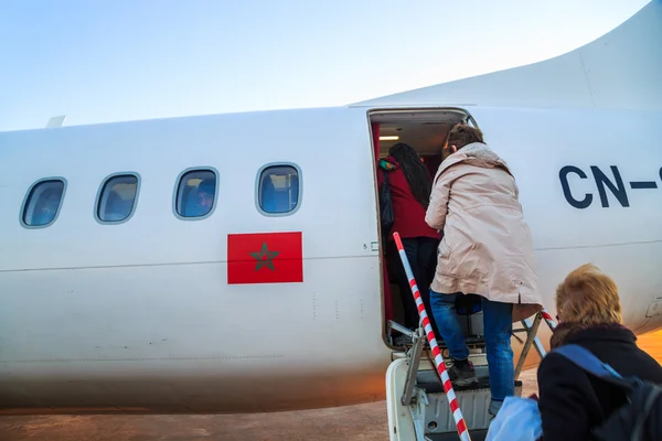 Ouarzazate, Maroko - 28 únor 2016: cestujícím nástup na palubu letadla Royal Air Maroka. Lidé lezecká rampa na pozadí, pohled zezadu — Stock fotografie