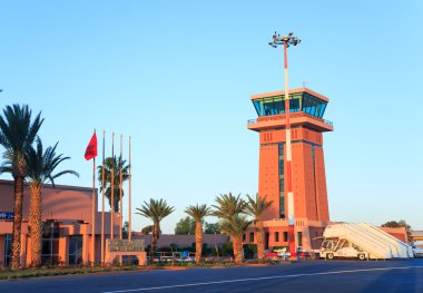 Ouarzazate, Fas - 28 Şubat 2016:Ouarzazate Havaalanı. Ouarzazate çölün, kapı takma olduğunu bir şehir ve Dragan Tafilalet bölgesi Orta-Güney Fas Ouarzazate eyaletinin sermaye.