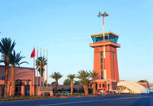 Ouarzazate, मोरक्को 28 फ़रवरी 2016:Ouarzazate हवाई अड्डे। Ouarzazate उपनाम रेगिस्तान का दरवाजा, दक्षिण-मध्य मोरक्को के ड्रामा-ताफिलाट क्षेत्र में Ouarzazate प्रांत की एक शहर और राजधानी है . — स्टॉक फ़ोटो, इमेज