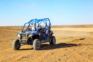 Merzouga, Fas - 25 Şubat 2016: Ön görünümü üzerinde mavi Polaris Rzr