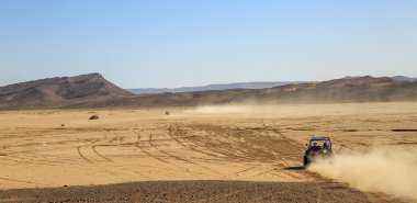 Merzouga, Fas - 25 Şubat 2016: panoramik konvoyları yakınındaki Merzouga Fas çölünde offroad otomobillerin üzerinde. Merzouga onun dunes, Fas en yüksek ünlüdür.