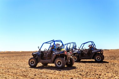 Merzouga, Fas - 22 Şubat 2016: Yan görünüm üzerinde mavi Polaris Rzr 