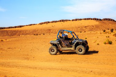 Merzouga, Fas - 26 Şubat 2016: Yan görünüm üzerinde mavi Polaris Rzr 