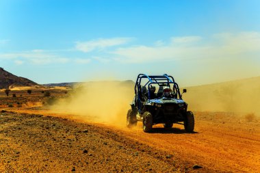Merzouga, Fas - 23 Şubat 2016: Ön görünümü üzerinde mavi Polaris Rzr