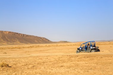 Merzouga, Fas - 24 Şubat 2016: arkadan görünüm üzerinde mavi Polaris Rzr 800 's pilotlar Merzouga yakınındaki Fas çölünde. Merzouga onun dunes, Fas en yüksek ünlüdür.