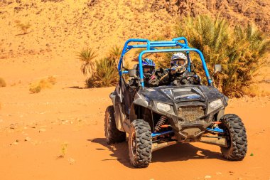 Merzouga, Fas - 26 Şubat 2016: mavi Önden Görünüm Fas Polaris Rzr 800 's pilotlar Merzouga çöl. Merzouga onun dunes, Fas en yüksek ünlüdür. Bir palm grove olduğunu ben