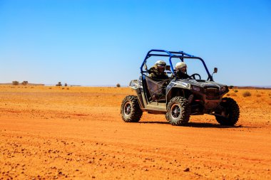 Merzouga, Fas - 23 Şubat 2016: Yan görünüm üzerinde mavi Polaris Rzr 