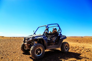 Merzouga, Fas - 23 Şubat 2016: Ön görünümü üzerinde mavi Polaris Rzr