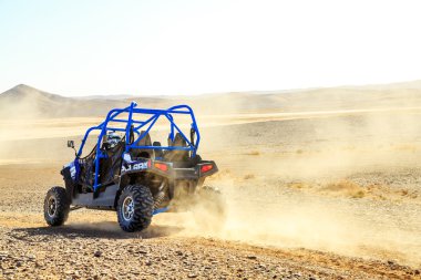 Merzouga, Fas - 25 Şubat 2016: mavi Polaris Rzr arkadan görünüm 