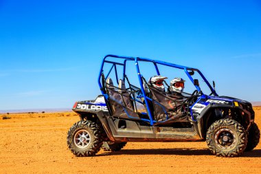 Merzouga, Fas - 23 Şubat 2016: Yan görünüm üzerinde mavi Polaris Rzr 