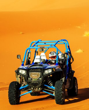 Merzouga, Fas - 22 Şubat 2016: mavi Polaris Rzr Önden Görünüm
