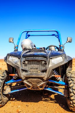 Merzouga, Fas - 21 Şubat 2016: mavi Polaris Rzr 800 konuşlu.