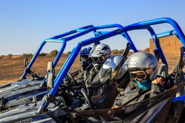 Merzouga, Fas - 25 Şubat 2016: Yan görünüm mavi Polaris Rzr 800 's pilot ve yolcu Fas ile çöl Merzouga. Merzouga onun dunes, Fas en yüksek ünlüdür.