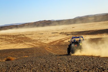 Merzouga, Fas - 25 Şubat 2016: mavi Polaris Rzr arkadan görünüm 