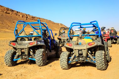 Merzouga, Fas - 24 Şubat 2016: mavi Polaris Rzr arkadan görünüm 