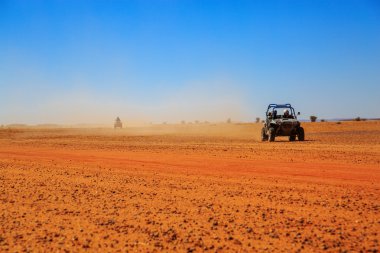 Merzouga, Fas - 23 Şubat 2016: Yan görünüm üzerinde mavi Polaris Rzr 