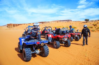 Merzouga, Fas - 26 Şubat 2016: off-road grup arkadan görünüm