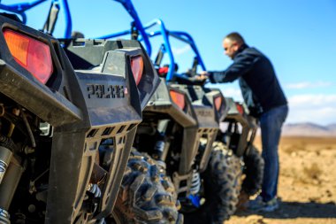 Merzouga, Fas - 21 Şubat 2016: mavi Polaris Rzr 800 hizaladım ve hiçbir pilot Merzouga yakınındaki Fas çölünde ile konuşlu. Merzouga onun dunes, Fas en yüksek ünlüdür.