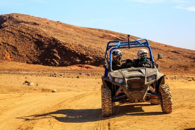 Merzouga, Fas - 26 Şubat 2016: mavi Polaris Rzr Önden Görünüm