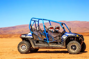 Merzouga, Fas - 22 Şubat 2016: Yan görünüm üzerinde mavi Polaris Rzr 