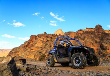 Merzouga, Fas - 21 Şubat 2016: mavi Polaris Rzr 800 geçiş 