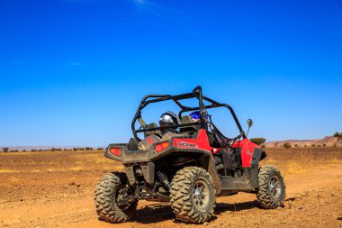 Merzouga, Fas - 23 Şubat 2016: arkadan görünüm üzerinde kırmızı Polaris Rzr 800 's pilotlar Merzouga yakınındaki Fas çölünde. Merzouga onun dunes, Fas en yüksek ünlüdür.