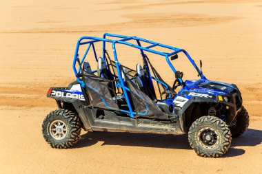Merzouga, Fas - 22 Şubat 2016: mavi Polaris Rzr 800 ile hayır p