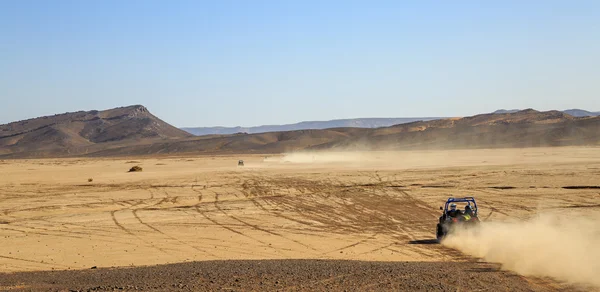 梅尔祖加，摩洛哥-2016 年 2 月 25 日︰ 梅尔祖加附近的摩洛哥沙漠越野汽车运输队的全景。梅尔祖加闻名的沙丘，最高的摩洛哥. — 图库照片