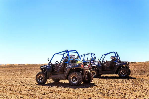 Merzouga, Marruecos - 22 de febrero de 2016: Vista lateral en azul Polaris RZR — Foto de Stock