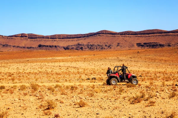 Merzouga, Marrocos - 21 de fevereiro de 2016: duas mulheres pilotos de off-road v — Fotografia de Stock