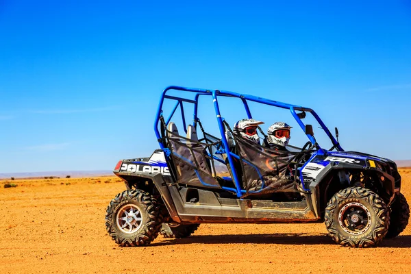 Merzouga, Fas - 23 Şubat 2016: Yan görünüm üzerinde mavi Polaris Rzr — Stok fotoğraf