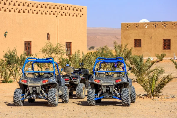 Itrane, Marocco - 24 Feb 2016: Polaris RZR 800 blu senza pilota parcheggiata in un piccolo villaggio berbero nel deserto del Marocco vicino a Merzouga — Foto Stock