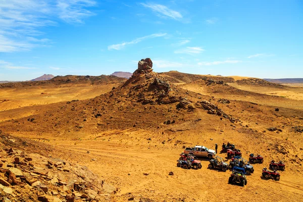 Merzouga, Maroko - 26 luty 2016: widok z góry na grupie off-road — Zdjęcie stockowe