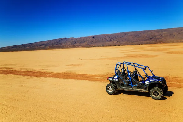 Merzouga, Fas - 22 Şubat 2016: mavi Polaris Rzr 800 ile hayır p