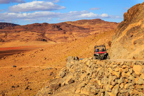 Merzouga, Maroko - 21 lutego 2016: niebieski Polaris Rzr 800 przekraczania — Zdjęcie stockowe