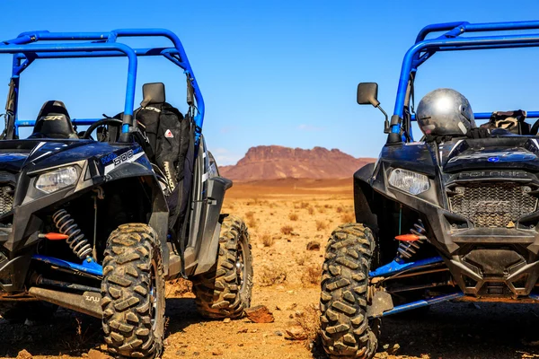 Merzouga, Marrocos - 21 de fevereiro de 2016: Polaris RZR 800 azul alinhado a — Fotografia de Stock