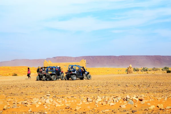 Merzouga, Marruecos - 26 de febrero de 2016: retrospectiva sobre el grupo de todoterreno — Foto de Stock