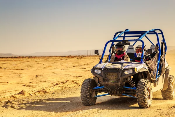 Merzouga, Marokkó - 2016. február 24.: Elölnézet a kék Polaris Rzr — Stock Fotó